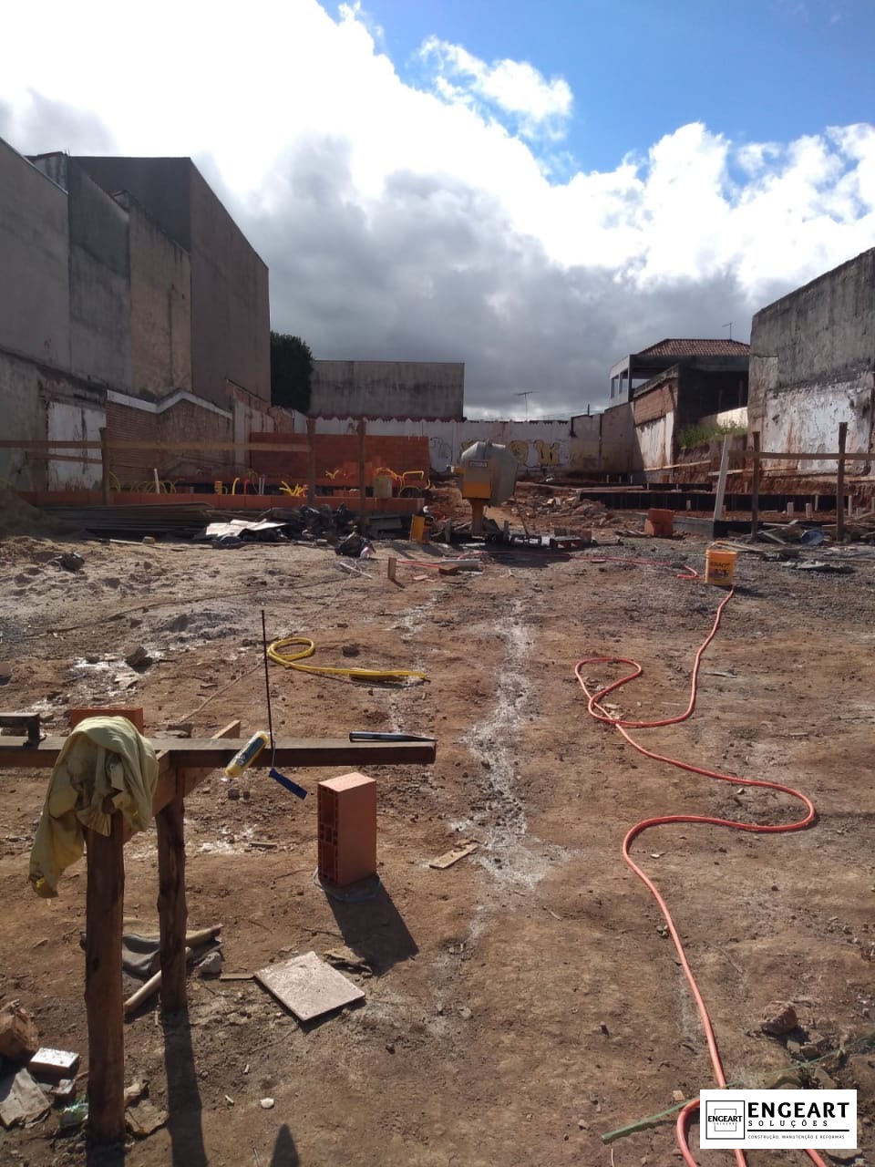 Construção Comercial – Execução de Fundação e Infraestrutura